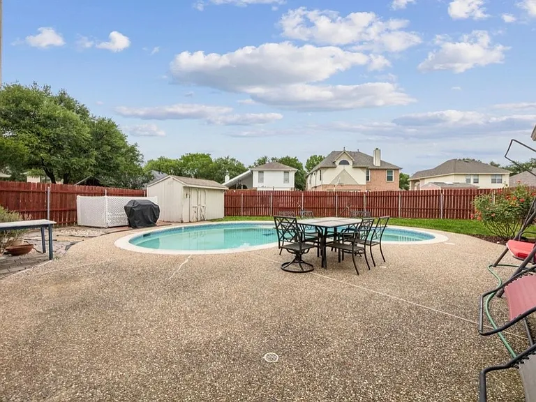 2128 Regency Dr — Photo 4
