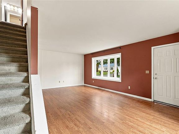 5th image of 4250 Iroquois St