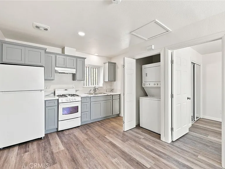 10646 S Wilton Pl — Photo 16