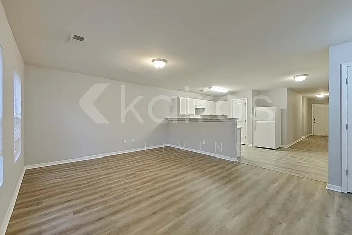 4 bed, 2.0 bath, 1400 sqft, $1,925 — Photo 3