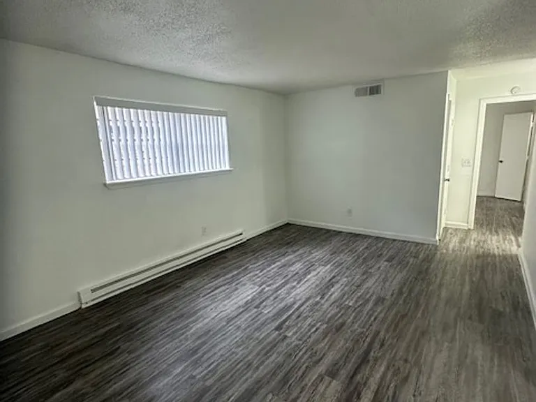 Las Brisas Apartments — Photo 13