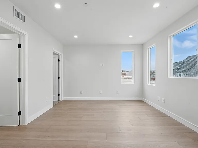 8236 1/2 Blackburn Ave — Photo 6