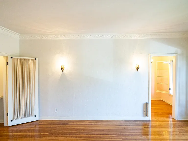 431 N Sycamore Ave #202 — Photo 4