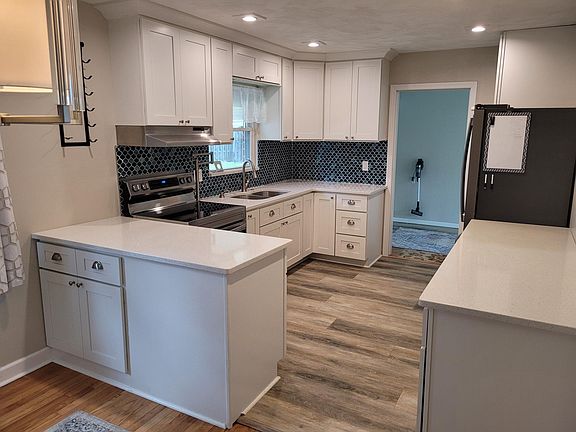 3rd image of 27 Sanford Dr