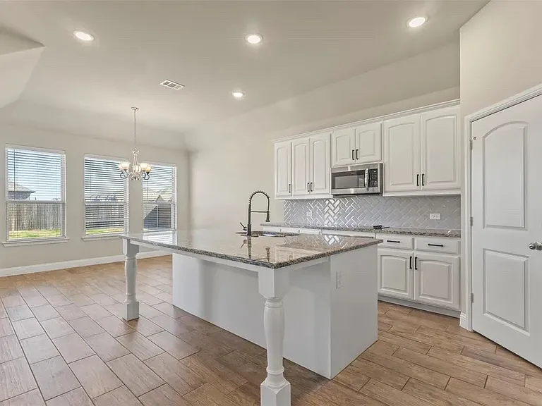 104 Colonial Dr — Photo 2