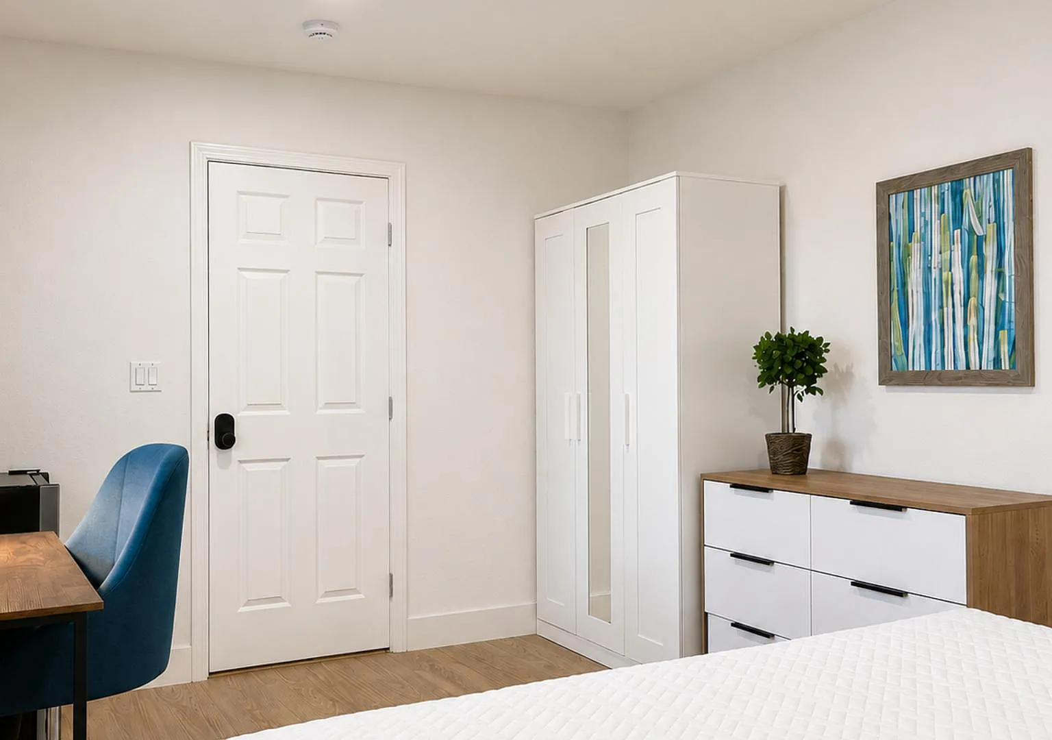 4 bed, 4.0 bath, 2400 sqft, $1,048 — Photo 2