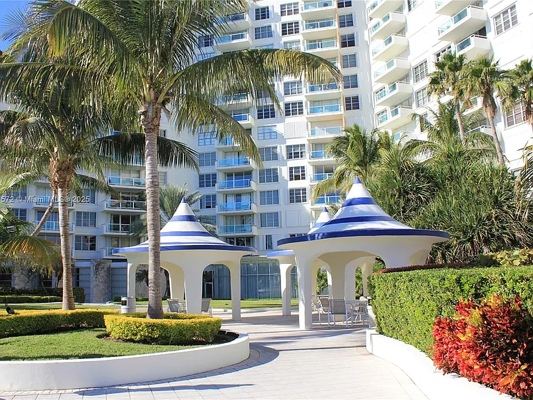 5161 Collins Ave #707 — Photo 37