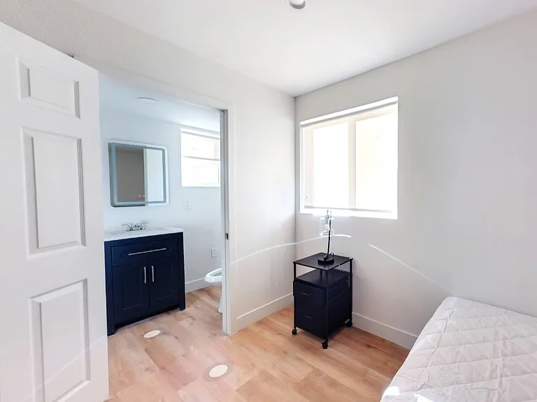 1224 W 37th Pl — Photo 41