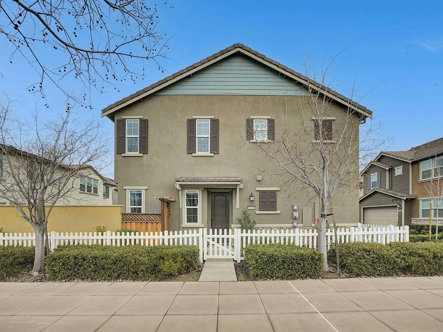 4 bed, 1976 sqft, $3,250 — Photo 1