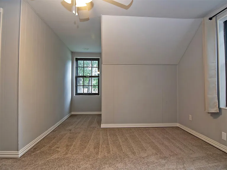 2410 Valley Dr — Photo 14