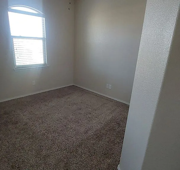 800 Caterick St — Photo 32