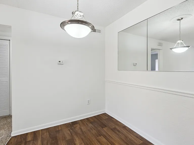 Fairway Club Apartments — Photo 27