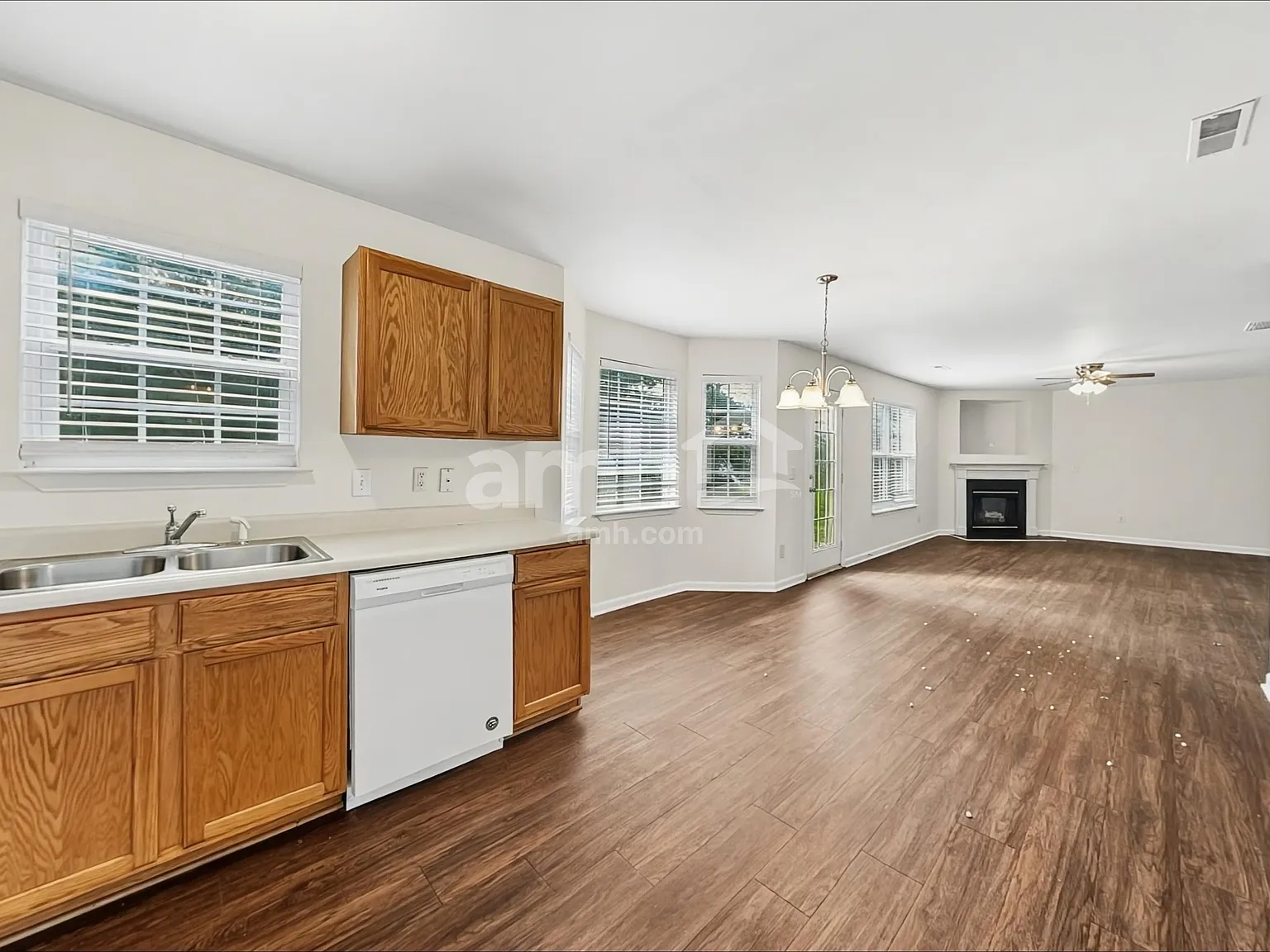 3 bed, 2.5 bath, 1808 sqft, $2,200 — Photo 4