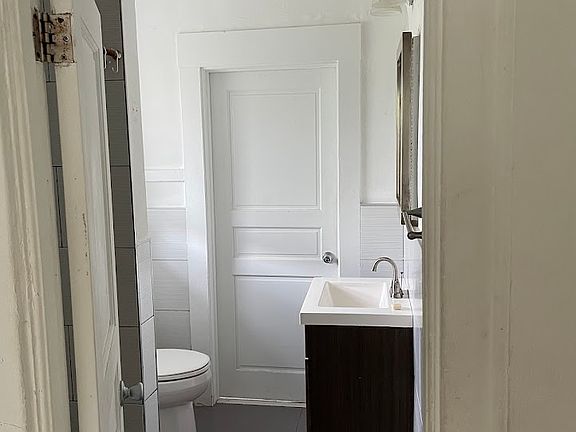 5th image of 124 NE 22nd St #U