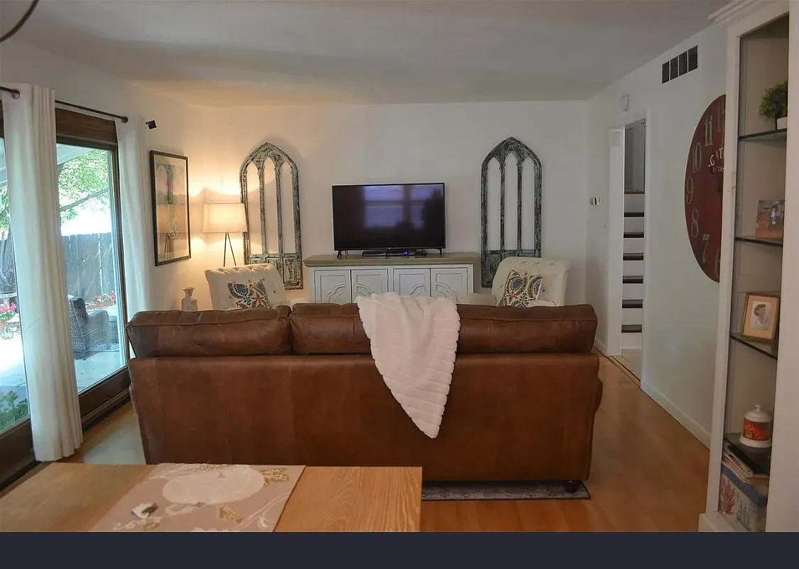 4 bed, 1976 sqft, $1,975 — Photo 4