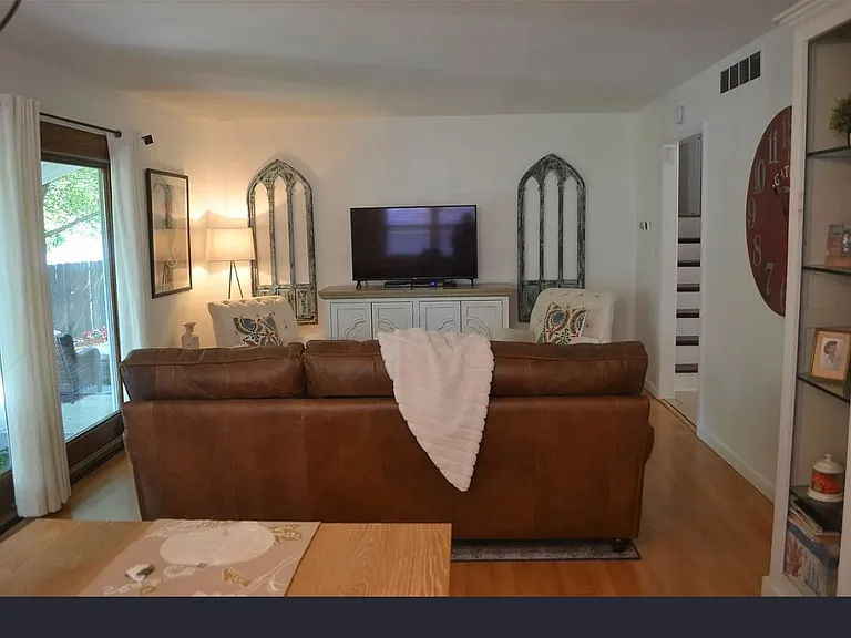 1057 N Gretchen Ln — Photo 4