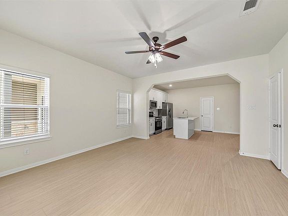 3rd image of 712 W Dallas St