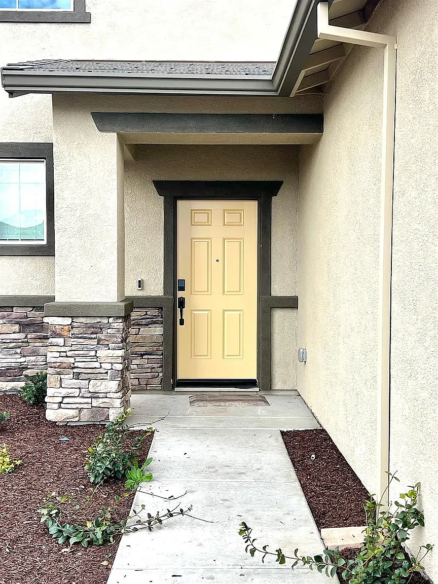 4 bed, 2.5 bath, 2471 sqft, $3,700 — Photo 2