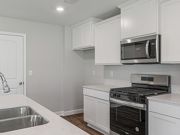 3rd image of 121 Halls Creek Ln