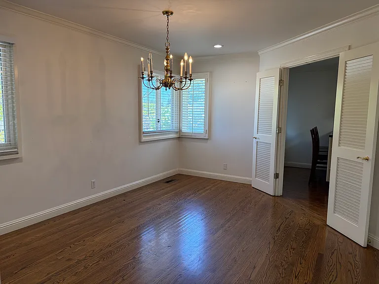 Dining room to kitchen
