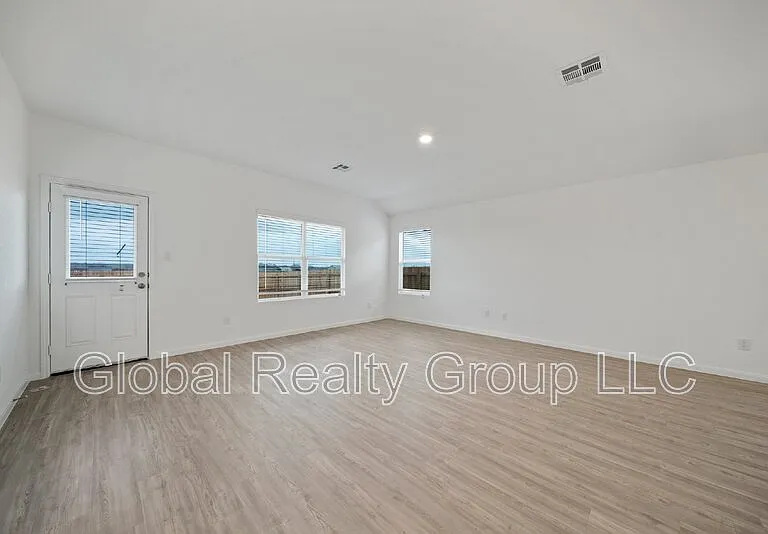 9105 Navarro Vis — Photo 6