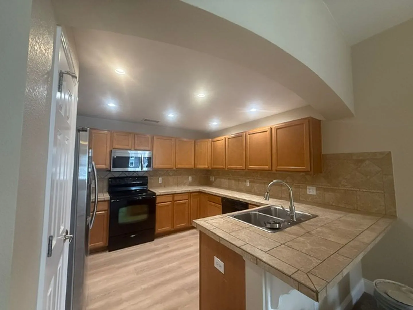 Beautiful spacious 3 bedroom, 2 bathroom condo in highly sought after Stonegate Park Guell — Photo 3