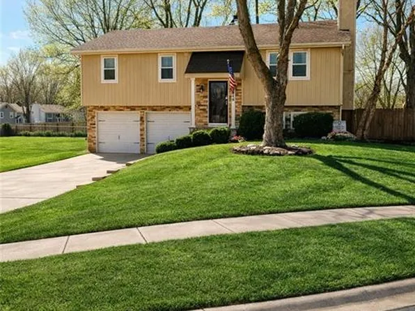 15210 S Navaho Dr, Olathe, KS 66062