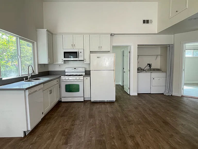 6822 1/2 N Muscatel Ave — Photo 3