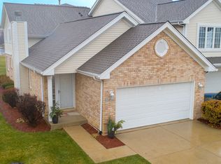 11452 S Foxwoods Dr, Oak Lawn, IL 60453
