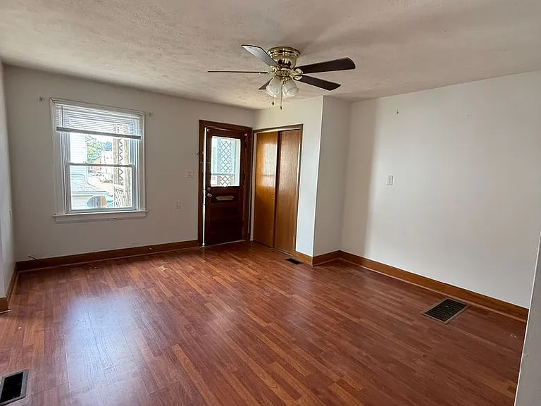 1213 1/2 Grosscup Ave — Photo 5