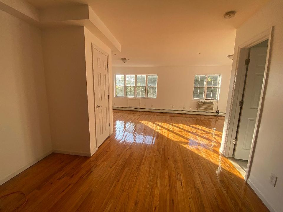 1st image of 139-70 Pershing Cres APT 4A