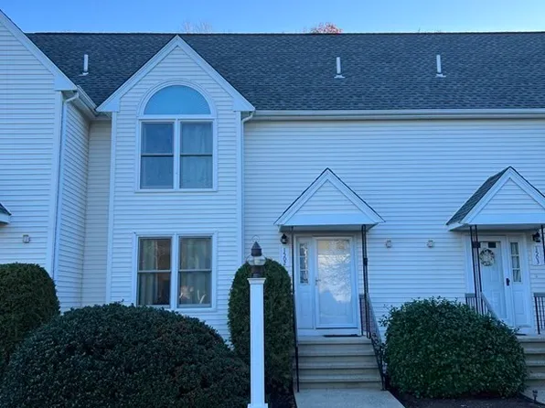 35 Pilgrim Village Rd APT 1502, Taunton, MA 02780
