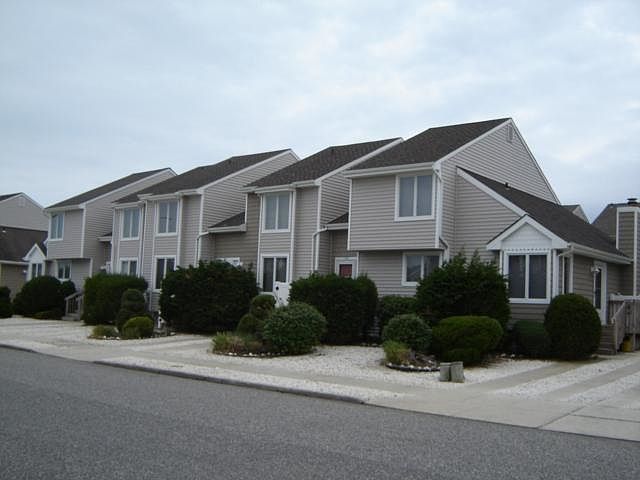 1st image of 124 E Austin Ave #124