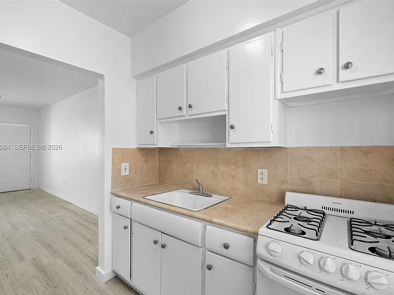 7721 Dickens Ave #6 — Photo 4