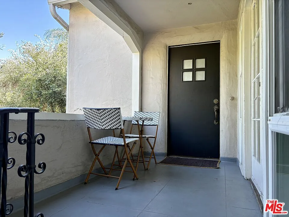 2 bed, 1.0 bath, $4,250 — Photo 2