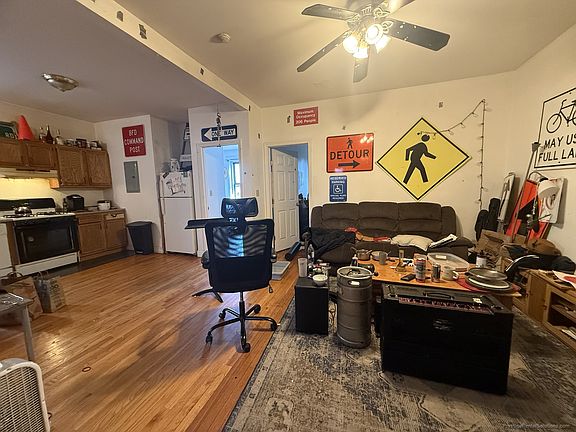 3rd image of 17 Cummings Rd APT B