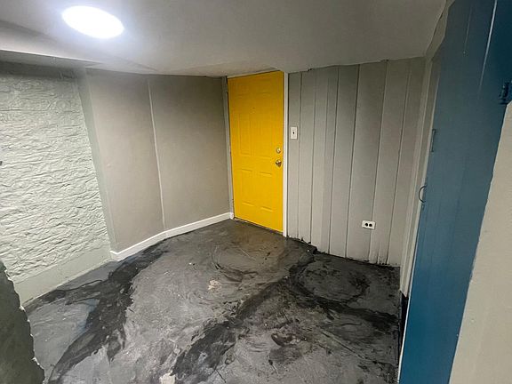 5th image of 262 N Broadway #10