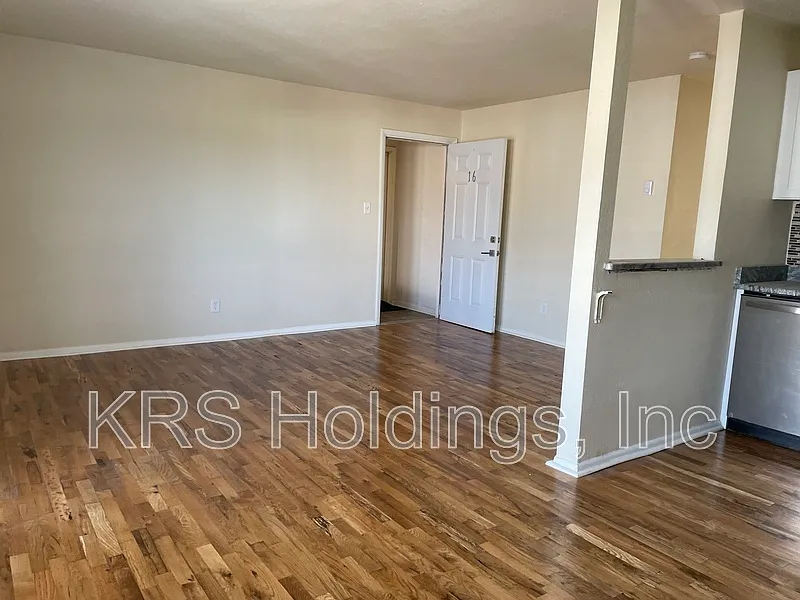 2 bed, 1.0 bath, 985 sqft, $1,295 — Photo 2