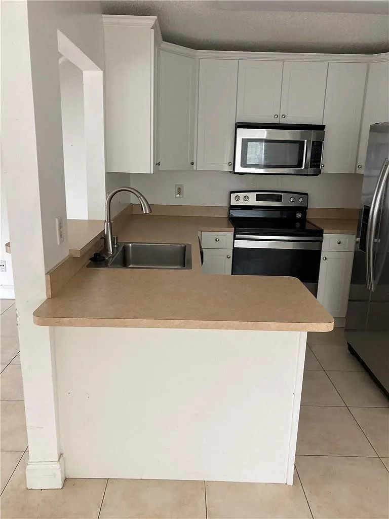 3 bed, 2.5 bath, 1374 sqft, $2,700 — Photo 2