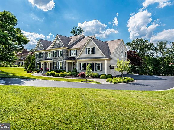 3rd image of 126 Waverly Cir