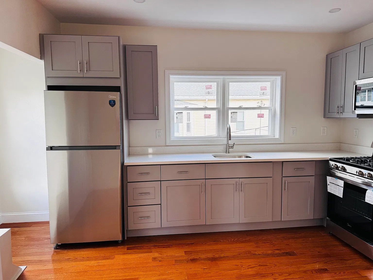 5 bed, 1300 sqft, $4,100 — Photo 2