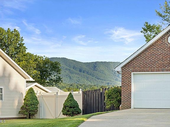 3rd image of 11 Mannington Ct