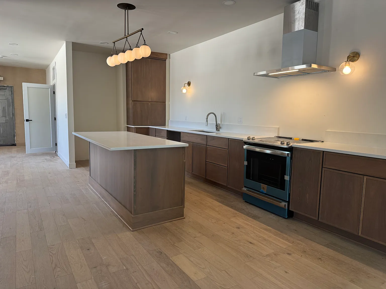 1 bed, 1000 sqft, $1,300 — Photo 4