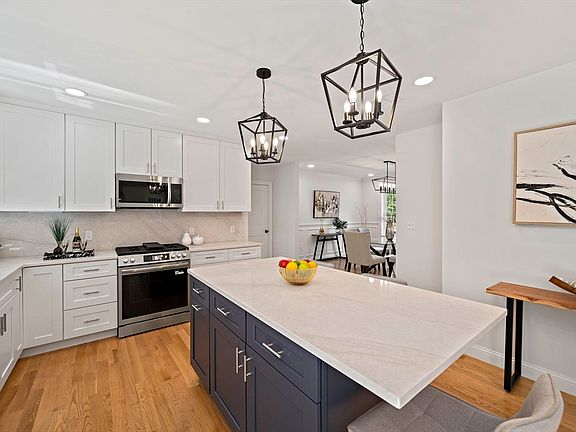 4th image of 4 Clarendon Cir