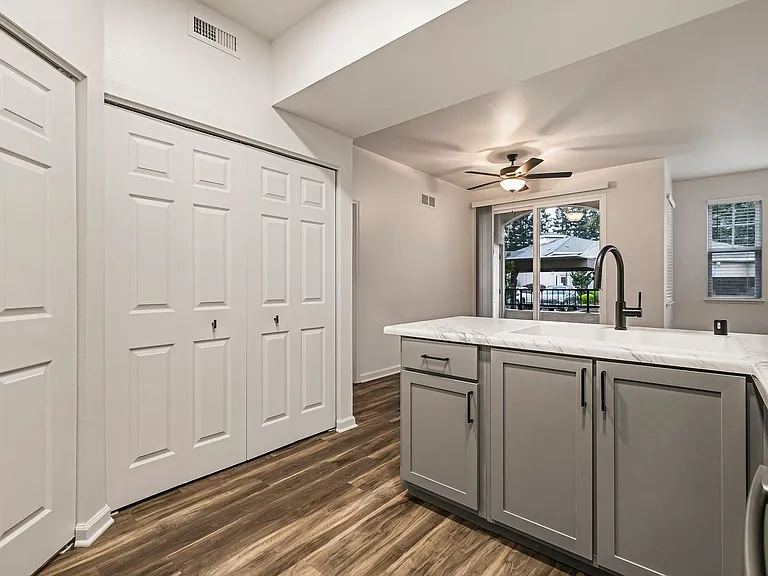 Sterling Oaks Luxury Apartments — Photo 74