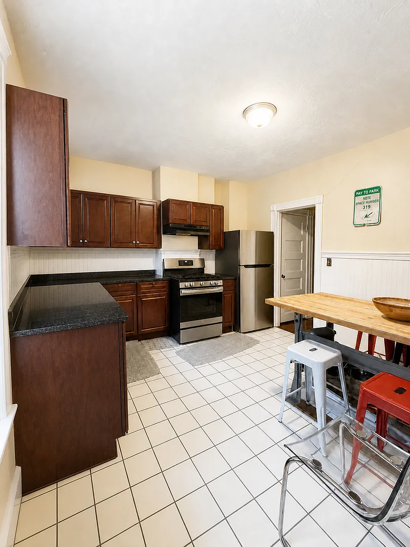 Cat Friend Duplex Home With Two Free Parking Spots Included In The Rent! Perfect Location Near Br... — Photo 2