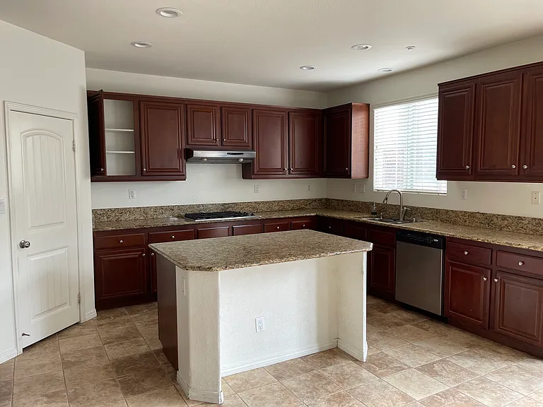 9393 Newbridge Dr — Photo 2
