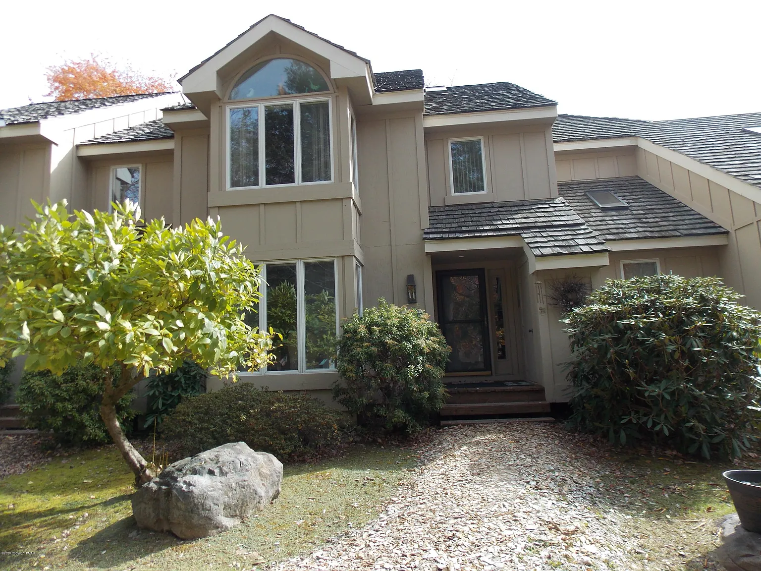 1045 Crestwoods Dr photo 1