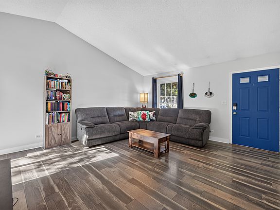 4th image of 326 Danbury Dr