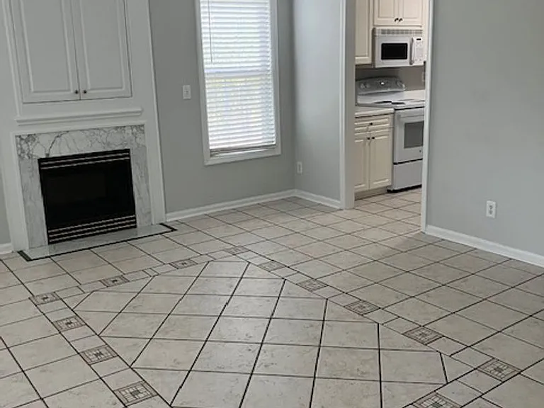 909H Litchfield Way — Photo 2